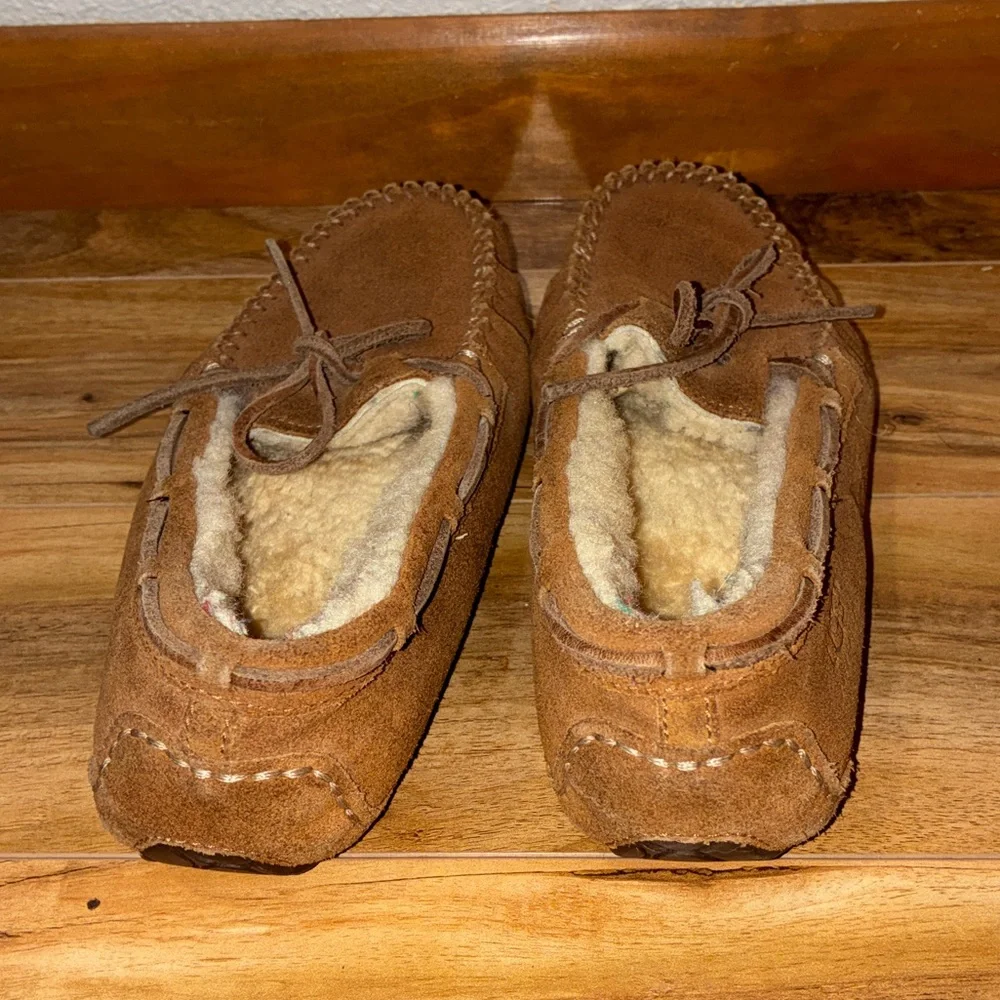 UGG Dakota moccasin slippers, chestnut- big kid size 4 (fit like women size 5.5)